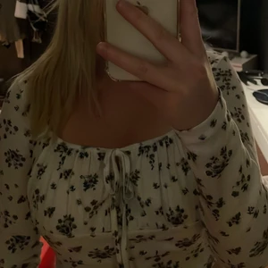 Shein - En blommig topp med snörning från shein, helt oanvänd. Storlek M 