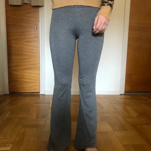 77th flea leggings stl XS - Sköna leggings, 77th Flea. Utsvängda nedtill. Stl XS. Köpta på Bubbleroom.