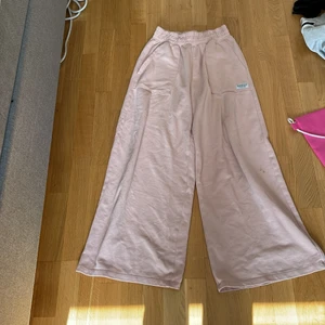 Mjukisbyxor  - Mjukisbyxor som är ljusrosa. Dem är från hm och kostade 99kr använt dem 3 gånger ungefär. 
