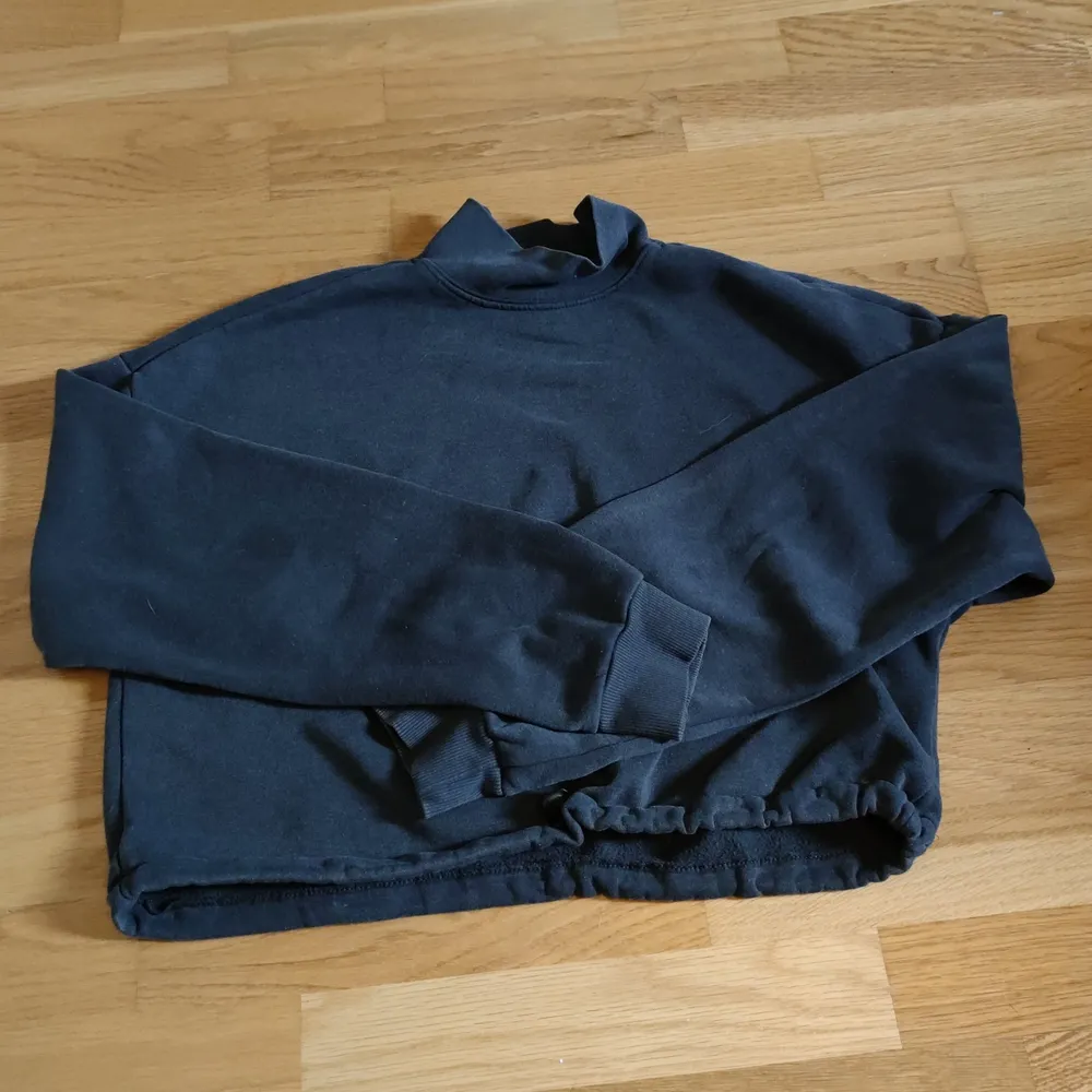 Svart grå sweatshirt från H&M i storlek XS/S. Använd några gånger och är i bra skick👍. Frakt ej inkluderat men priser går att diskutera🧡🧡(skriv till mig kring fler frågor o bilder). Hoodies.