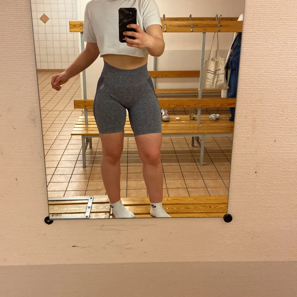 Nästintill nya gymshorts från gymshark!! Ligger mest i garderoben för jag inte tycker om hur dem sitter på mig. Super stretchiga och formar fint! Passar S-M. Shorts.