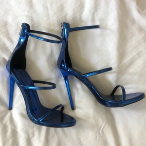 Blåa klackar - Blåa slutsålda klackar från Rebecca Stella i storlek 37. Använda en gång. 