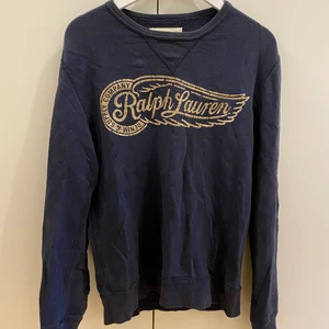 Tröja Ralph Lauren, Strl. M - Mörkblå tröja/sweatshirt från Ralph Lauren. Herrmodell, strl. M. Fint skick