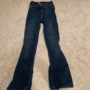 Jätte snygga botcut jeans  - Säljer nu mina jätte fina botcut jeans,mörkblå, stl xs, typ nyskick, 140+frakt!💗
