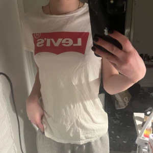 Levis t-shirt - En vit basic Levis t-shirt. Så sjukt skönt material!!! Jag kan mötas upp i Stockholm eller frakta, köparen står för frakten💕