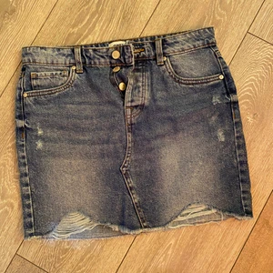 Jeanskjol 36 - Jeanskjol märket only. Storlek 36. Är som ny och använd 2-3 gånger. 😊