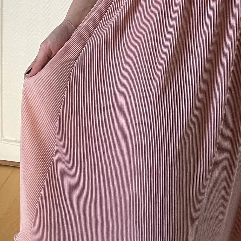 Säljer en knälång rosa plisserad kjol som inte använts särskilt mycket, väldigt fin och inte genomskinlig alls! Finns någon liten fläck som kan gå bort i tvätten, men bilder kan fås privat på det! Är inget som syns iaf. Köparen står för  frakten💗. Kjolar.