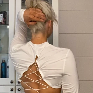 Tröja med öppen rygg - Tröja med öppen rygg som man knyter. Aldrig använd!