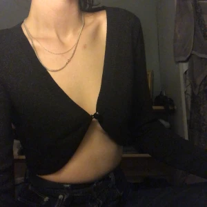 Glittrig topp - Antar att detta är en liten kofta egentligen men lite trendigare att bära på det här sättet kanske? Köpt secondhand men har aldrig fått användning för den själv.