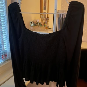 Svart blus  - Strl XS men sitter mer som en S-M tack vare det stretchiga materialet. Säljer denna söta blus/topp från BikBok. Använd en del men i fint skick. Pris 70kr+frakt 