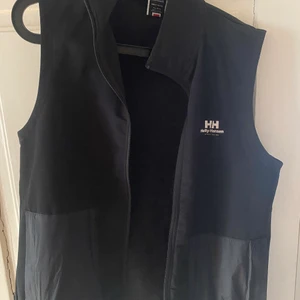 Helly Hansen x Sweet sktbs  - Helly Hansen x Sweet sktbs collab väst med krage, limited som inte finns kvar o köpa. Perfekt nu till sommar outfitten❇️❇️❇️Billigare vid snabb affär.