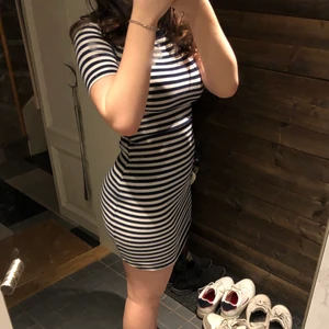 Randig klänning! - Ribbad och randig klänning från h&m! Väldigt bekväm och bra skick, storlek 32/S. 🤍💙