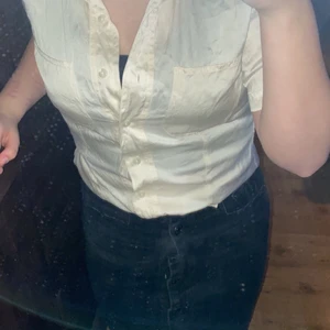 Skjorta - Snygg skjorta i siden liknande material 