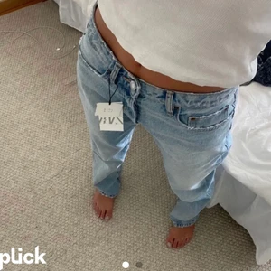Zara jeans  - LÅNAD BILD!!!! Säljer dessa jätte fina blåa jeansen ifrån Zara då jag gått upp i vikt det senaste så dom passar tyvärr inte längre:( 