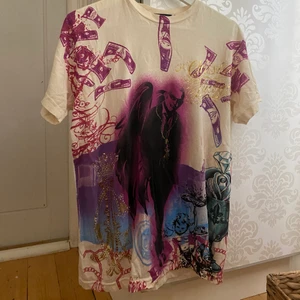 T shirt ed hardy - Christian audigier t shirt, väldigt bra skick, storlek S men är mer oversized modell.