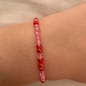 Rosa/rött armband - Ett rosa rött armband, det kostar 5kr+frakt. Jag tar bara Swish. Skriv om ni är intresserade❤️❤️