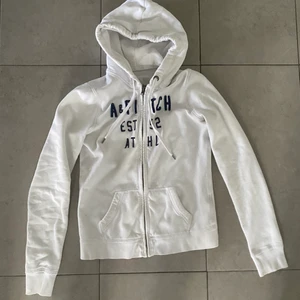 Vit zip hoodie  - Säljer denna vit zip hoodie från Abercrombie & Fitch. Har inte använt så mycket, på grund av att jag har flera andra. Har du någon fundering eller vill ha fler bilder så är det bara att höra av sig💕 spårbar frakt