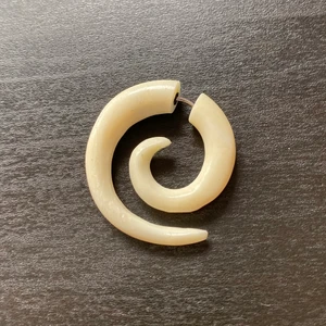 Fejk töjning - En fejk töjning som inte kommer till användning längre. I fint skick. Sitter bra i örat. Inte för stor. Frakten är 13 kr. Köp nu!