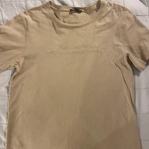 Zara T-shirt  - En beige T-shirt från zara. Använd vid två tillfällen dvs den är i bra skick. På tröjan så står det en text ”there are always endless opportunities”. 