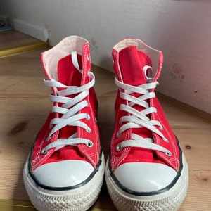 Röda Converse  - Säljer mina röda Converse då dem inte kommer till användning längre❤️ 