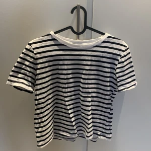 Randig Zara T - shirt  - Ny skick💕 Köpte den för ett par månader sedan men tröttnade. Kan mötas upp men om man inte kan så står köparen för frakten😊