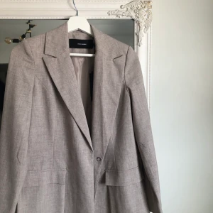 Blazer från Vero Moda  - Beige blazer från Vero Moda som endast är testad! 