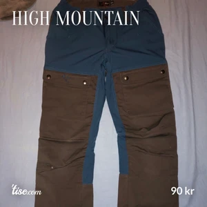 Arbetsbyxor - Fina high mounten byxor i den långa modelen. Kom med eget bud om du vill köpa. Köparen står för frakten. Vill bli av med allt så fort. Om nån är intresserad så kollar jag upp frakten då. 