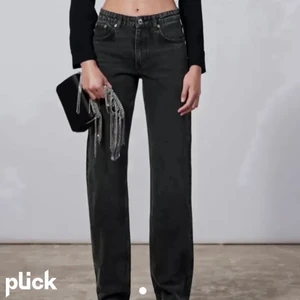 Jeans - Midwaist jeans från zara i storlek 32. Lite slitna längst ner vid benen 