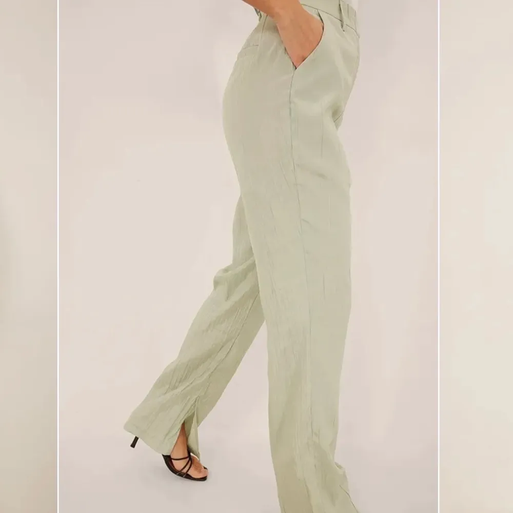 Säljer ett par skitsnygga kostymbyxor i en ljusgrön färg från Nakd. Älskar dessa!! De är endast testade  men de var tyvärr för stora på mig. Original priset ligger på 439kr. Perfekta nu till sommaren!!✨ (Lånade bilder från hemsidan). Jeans & Byxor.