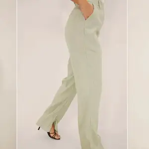 Säljer ett par skitsnygga kostymbyxor i en ljusgrön färg från Nakd. Älskar dessa!! De är endast testade  men de var tyvärr för stora på mig. Original priset ligger på 439kr. Perfekta nu till sommaren!!✨ (Lånade bilder från hemsidan)
