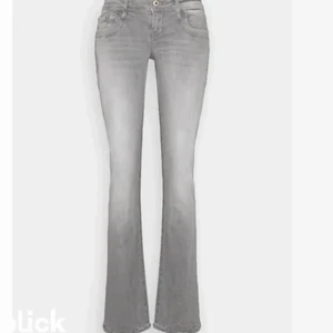 Lågmidgade LTB jeans - Säljer nu mina supersnygga lågmidgade LTB jeans i storlek 31/36. Sååå fina på er långa tjejer som letar efter jeans. Jag som är 1,76 uppfattar dom lite långa och skulle säga att dom skulle sitta perfekt på tjejer som är 1,80+ säljer för 400kr