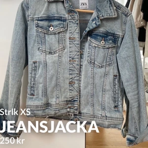 Jeansjacka - Skitsnygg jeansjacka från Zara! I super fint skick💗