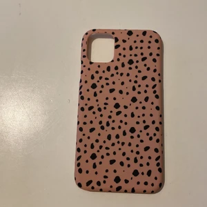 Iphone skal till 11/XR - Detta är ett skal som passar till iPhone 11/XR men kameran är lite för stor för en iPhone xr men det passar på storleken bra💕 Jag säljer den för att jag har lite för mycket skal jag fick på min födelsedag 🍍 Frakt 30kr