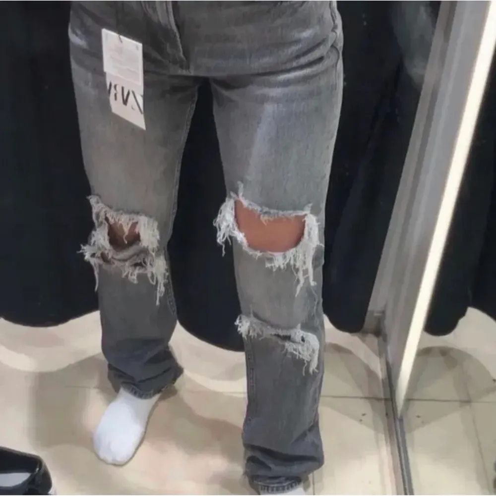 Säljer nu minna zara jeans pga att dom har blivit för små!💕 och inga defekter dom är precis som nya!💕. Jeans & Byxor.