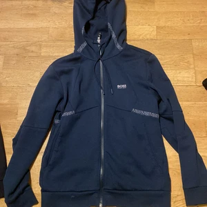 Hugo boss  - Säljer nu Hugo boss dress pluss en till Hugo boss tröja man kan köpa kläderna styck också! Stl S/M Hugo boss dressen 2000 svarta Hugo boss tröja 700