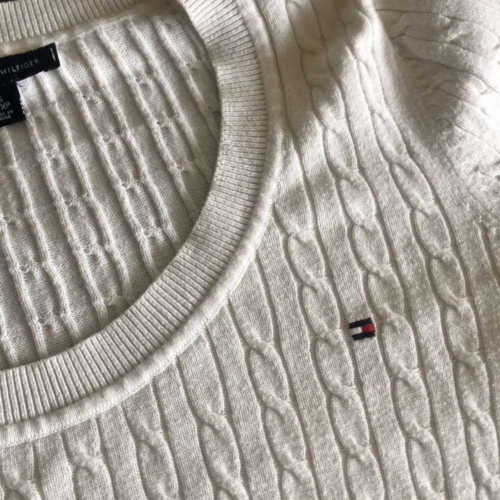 Tommy Hilfiger stickad tröja, 3/4 ärm. Vit, stl XS.. Stickat.