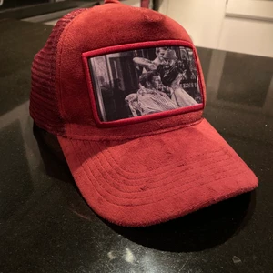 Emilio pendenza - Emilio pendenza röd.       Kanppt använd