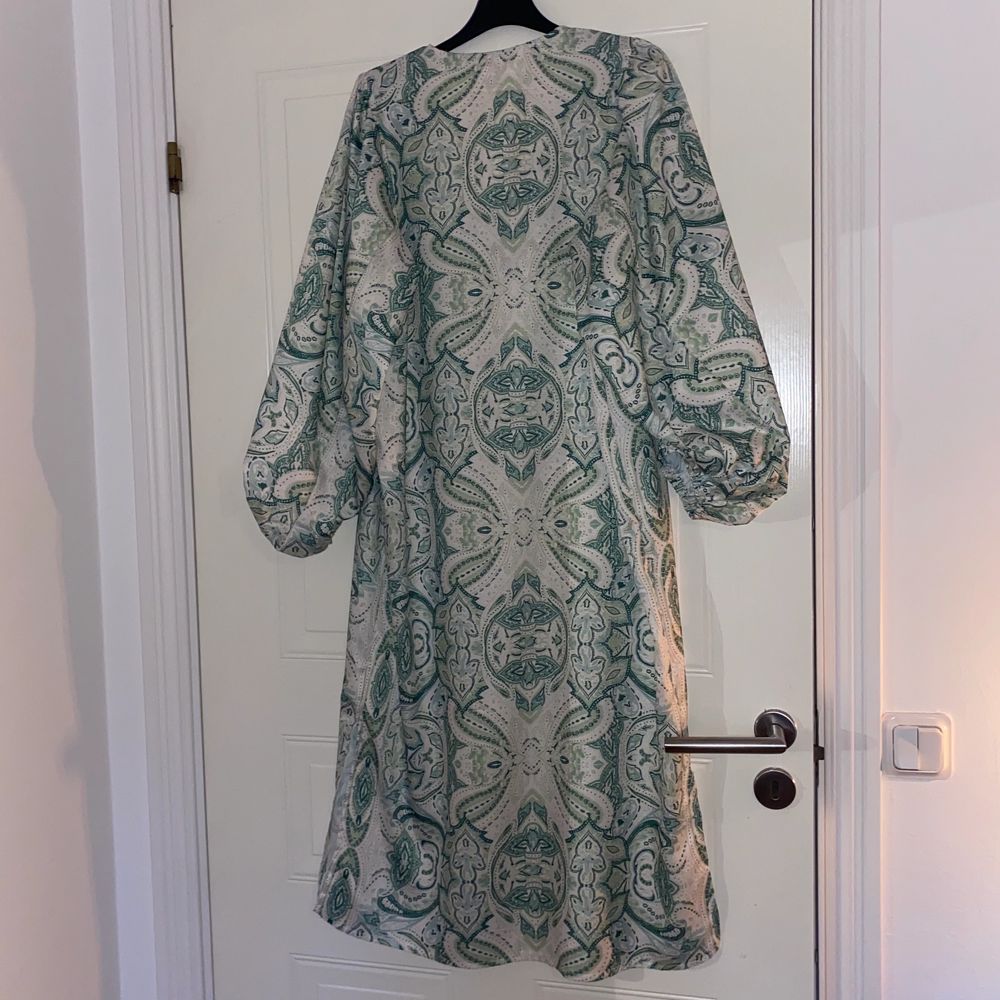 Vit/grön mönstrad klänning | Plick Second Hand