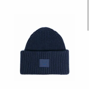 Helt ny acne mössa - Hej säljer min helt nya mörkblåa acne mössa men lapp och kvitto, säljer pågrund av att jag fick två stycken hör gärna av er om fler bilder eller andra frågor❤️