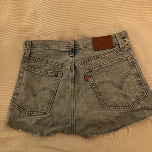 Levi’s shorts  - Köpte dessa men de va för små (jag är egentligen M och dessa är XS) Jättefina och inga problem med dem:) Orginalpris är 599kr men nu säljer jag dem för 300kr