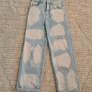 Bleach Washed Jeans - Fin jeans använda ett par gånger men fortfarande i fint skick, måste tyvärr sälja dem då jag inte passar dem längre. Storlek:S (Tajt runt lår och midja, rekommenderar inte för stora lår)