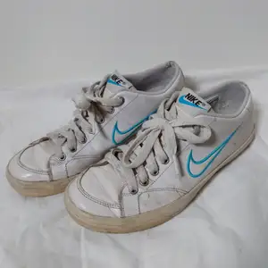 Vita Nike-sneakers med ljusblå detaljer🌱