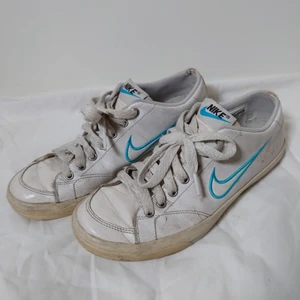 Nike sneakers - Vita Nike-sneakers med ljusblå detaljer🌱