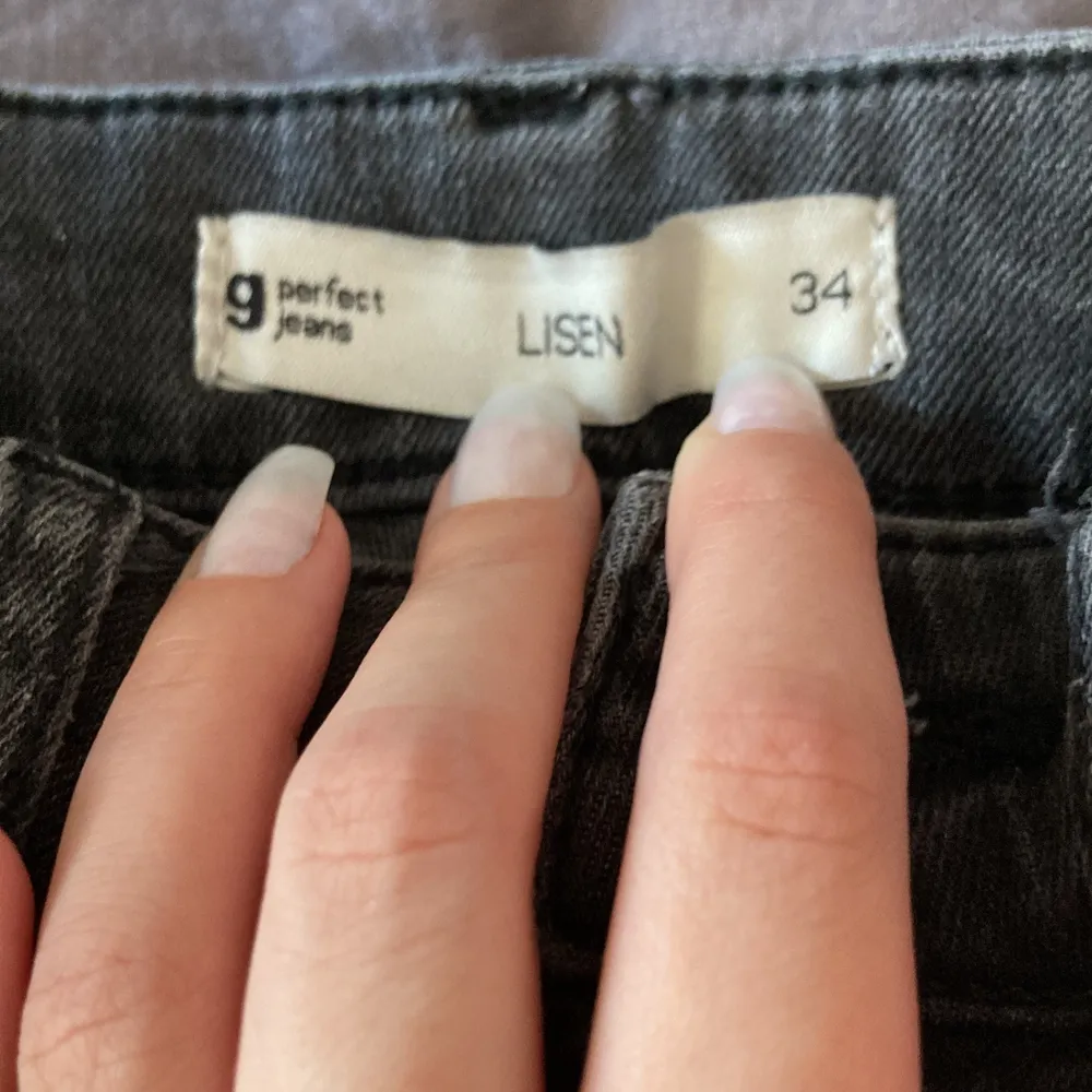Jättefina gråa jeans från Gina tricot. Bra skick och sköna. Sitter jätte bra på mig som är 145cm lång.. Jeans & Byxor.