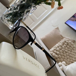 Versace solglasögon  - Sparsamt använda solglasögon från Versace, modell VE4260 GB1/11 - Storlek 58. Fodral + kartong följer med. Nypris: 2030kr Säljes för: 1000kr 