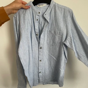  skjorta  - En fin skjorta från H&M i stolek 152 (11-12år)
