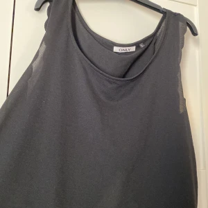 svart linne med öppen rygg  - ett svart linne med en öppen rygg, storlek L, aldrig använd 