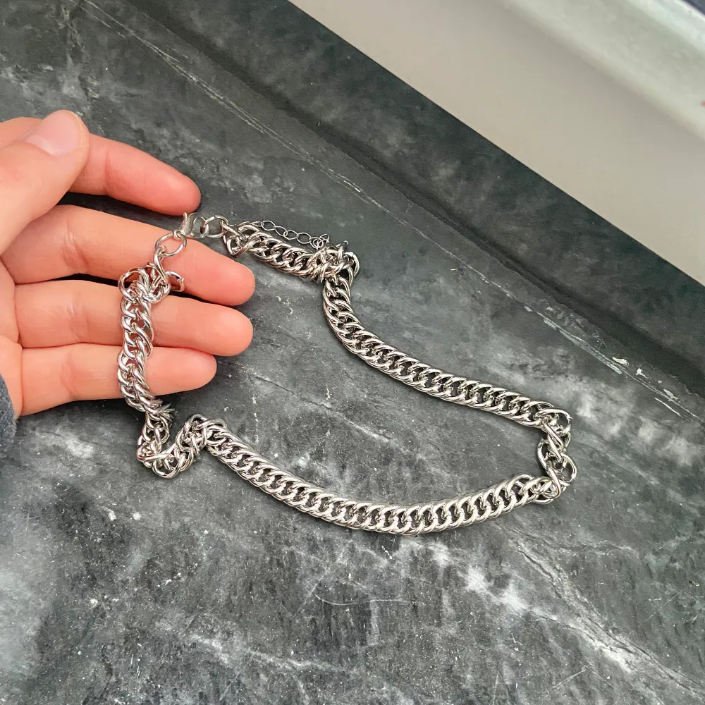 Oanvänt kedjehalsband.  39-45 cm långt (beroende på vart man hakar den.  #smycken #smycke #chain #kedja #silver #necklace. Accessoarer.