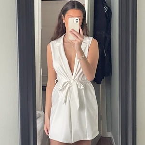 Klänning  - Säljer denna klänning då den inte kommer till användning, använt den en gång på en skolavslutning, den har inga fläckar eller så. Det finns ett litet band i klänningen där man kan spänna klänningen så den inte åker upp lika lätt men jag tycker den sitter jättebra och fint på kroppen. 