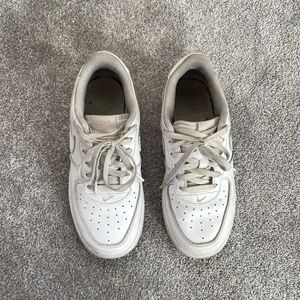 Nike skor  - Hej! Tänkte sälja mina vita Nike airforces. Dessa är inköpta i November men är sparsamt använda. Har väldigt små fötter så dessa är i strl 33 men är lite stora på mig. Dom är även i ett väldigt fint skick, kontakta vid intresse eller fler bilder 💗